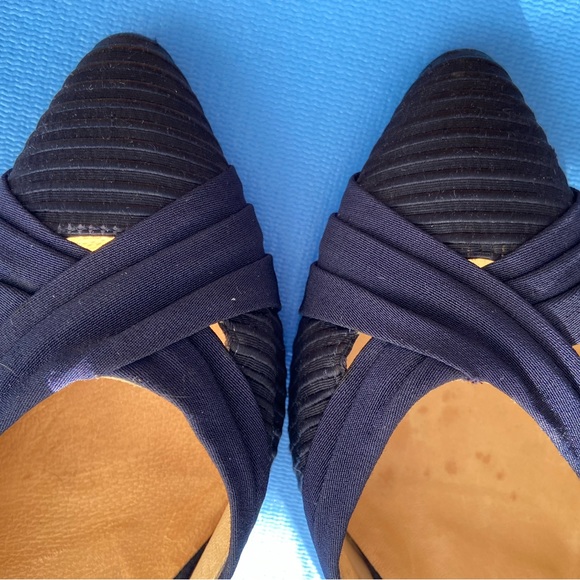 Manolo Blahnik Navy Heels, Size 8 EUC - Picture 1 of 8